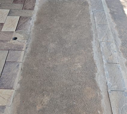 സംഗമഗ്രാമ മാധവന്‍ വാനനിരീക്ഷണം നടത്തിയിരുന്നതെന്ന് കരുതുന്ന കല്ലുകള്‍ കല്ലേറ്റുംകര ഇരിങ്ങാടപ്പിള്ളി ശ്രീകൃഷ്ണക്ഷേത്രത്തിനു മുന്‍വശത്ത് സ്ഥാപിച്ച നിലയില്‍.