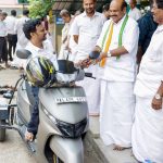 മാര്‍ക്കറ്റിലും സ്ഥാപനങ്ങളിലും വോട്ടഭ്യര്‍ഥിച്ച് തോമസ് ഉണ്ണിയാടന്‍