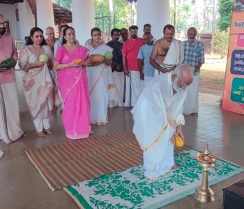 അവിട്ടത്തൂര്‍ മഹാദേവ ക്ഷേത്രത്തിലെ നവീകരണ കലശത്തോടനുബന്ധിച്ച് നടന്ന കലവറ നിറയ്ക്കല്‍ ചടങ്ങ് കലശകമ്മിറ്റി രക്ഷാധികാരി ബാലന്‍ അമ്പാടത്ത് ഉദ്ഘാടനം ചെയ്യുന്നു.