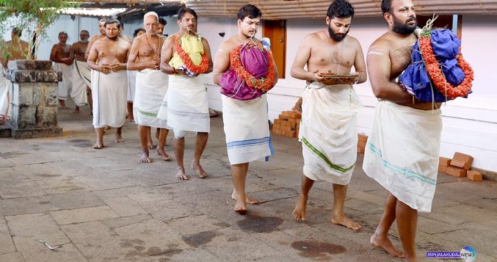 അവിട്ടത്തൂര്‍ മഹാദേവക്ഷേത്രത്തിലെ നവീകരണ കലശം പ്രതിഷ്ഠാ ദിനത്തില്‍ പ്രാണ പ്രതിഷ്ഠക്കായി ജീവകലശം ശ്രീകോവിലിലേക്ക് എഴുന്നെള്ളിക്കുന്ന ചടങ്ങ്.