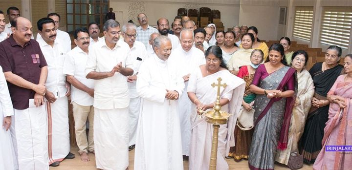 ബ്ലെസ് എ ഹോം പദ്ധതിയുടെ വാര്‍ഷിക സമ്മേളനം ചാലക്കുടി നഗരസഭ ചെയര്‍പേഴ്‌സണ്‍ ആലീസ് ഷിബു വാലപ്പന്‍ ഉദ്ഘാടനം ചെയ്യുന്നു. ബിഷപ് മാര്‍ പോളി കണ്ണൂക്കാടന്‍ സമീപം.