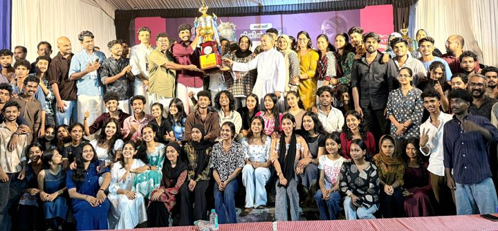 ഇന്റര്‍സോണ്‍ കലോത്സവത്തില്‍ രണ്ടാം സ്ഥാനം കരസ്ഥമാക്കിയ ക്രൈസ്റ്റ് കോളജ് ടീം ട്രോഫി ഏറ്റുവാങ്ങുന്നു.