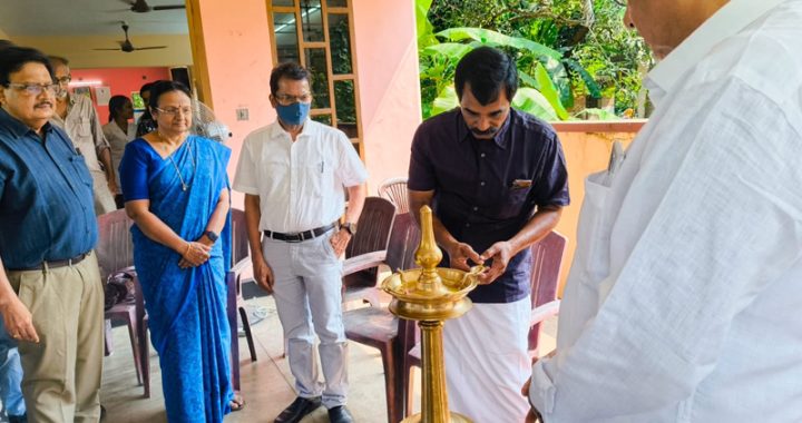 ഇരിങ്ങാലക്കുട സേവാഭാരതി ആരോഗ്യവിഭാഗവും കൊമ്പടിഞ്ഞാമാക്കല്‍ ലയണ്‍സ് ക്ലബും മെട്രോ ഹെല്‍ത്ത് കെയറും ഇരിങ്ങാലക്കുട മെട്രോ ഐ കെയര്‍ ഹോസ്പിറ്റലും സംയുക്തമായി സംഘടിപ്പിച്ച സൗജന്യ മെഡിക്കല്‍ ക്യാമ്പ് കരുവന്നൂര്‍ എന്‍എസ്എസ് കരയോഗം സെക്രട്ടറി  അജിത്കുമാര്‍ കീരത്ത് ഉദ്ഘാടനം ചെയ്യുന്നു.