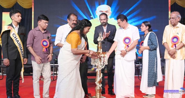 ഇരിങ്ങാലക്കുട ശാന്തിനികേതന്‍ പബ്ലിക് സ്‌കൂള്‍ 33 -ാം വാര്‍ഷികം ഫാസ്റ്റ് ട്രാക്ക് സ്‌പെഷല്‍ ജഡ്ജ് വിവീജ സേതു മോഹന്‍ ഉദ്ഘാടനം ചെയ്യുന്നു.