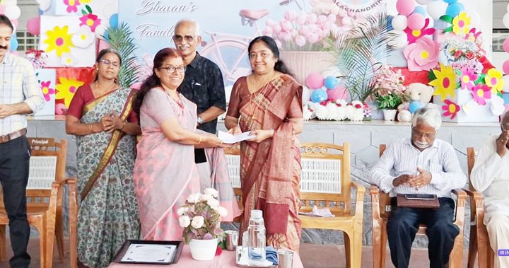 ഇരിങ്ങാലക്കുട ഭാരതീയ വിദ്യാഭവനില്‍ നിന്നും വിരമിക്കുന്ന അധ്യാപകര്‍ക്കും ജീവനകാരെയും ഉപഹാരങ്ങള്‍ നല്‍കി ആദരിക്കുന്നു.