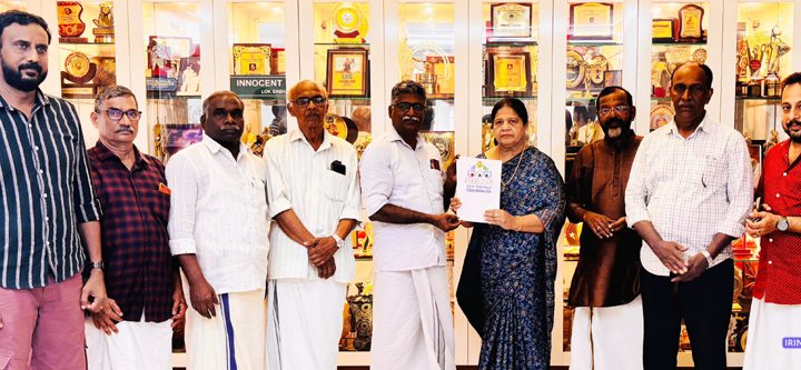 ഇന്നസെന്റ് സ്മാരക അഖിലകേരള അമേച്വര്‍ നാടക മത്സരത്തിന്റെ ലോഗോ പ്രകാശനം ഇന്നസെന്റിന്റെ ഭാര്യ ആലീസ് ഇന്നസെന്റ് നിര്‍വഹിക്കുന്നു.