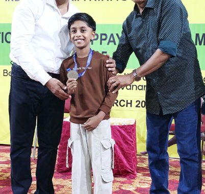 ഇന്ത്യന്‍ കളരിപ്പയറ്റ് ഫെഡറേഷന്‍ തിരുവന്തപുരം സെന്‍ട്രല്‍ സ്റ്റേഡിയത്തില്‍ വച്ച് നടത്തിയ ദേശീയ കളരിപ്പയറ്റ് ചാമ്പ്യന്‍ഷിപ്പില്‍ മെയ്പ്പയറ്റ് (സബ് ജൂനിയര്‍) വിഭാഗത്തില്‍ രണ്ടാം സ്ഥാനം നേടിയ കെ.എസ്. അര്‍ജുനു മെഡല്‍ സമ്മാനിക്കുന്നു.