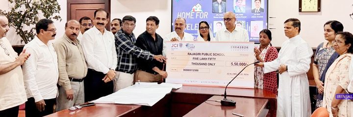 ജെസിഐയുടെ നേതൃത്വത്തില്‍ ജേസി അലുമിനിയം ക്ലബിന്റെ നാഷ്ണല്‍ പ്രൊജക്ട് ആയ ഹോം ഫോര്‍ ഹോം ലെസ് പദ്ധതിയുടെ ആദ്യ വീടിന്റെ നിര്‍മ്മാണത്തിന് ആയി അഞ്ച് ലക്ഷത്തി അമ്പതിനായിരം രൂപയുടെ ചെക്ക് ജേസി അലുമിനിയം ക്ലബിന്റെ സോണ്‍ വൈസ് പ്രസിഡന്റ് നിഷിന നിസാറും, നിസാര്‍ അഷറഫും ചേര്‍ന്ന് നാഷ്ണല്‍ ചെയര്‍മാന്‍ നരേന്‍ കരിയപ്പയും സിഎംഐ സേക്രഡ് ഹാര്‍ട്ട് പ്രൊവിന്‍ഷ്യല്‍ സുപ്പിരിയര്‍ ഫാ. പൗലോസ് കിടങ്ങനും കൈമാറുന്നു.