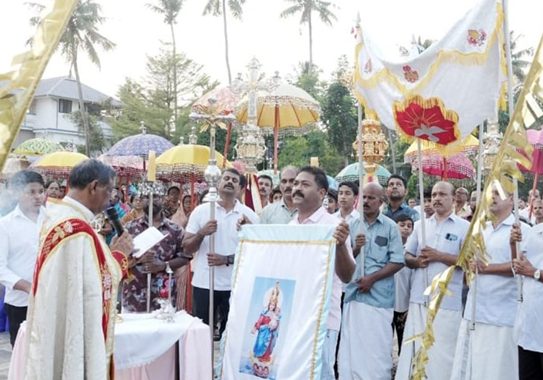 കരുവന്നൂര്‍ സെന്റ് മേരീസ് ദേവാലയത്തില്‍ തിരുനാളിന് വികാരി ഫാ. ഡേവീസ് കല്ലിങ്ങല്‍ കൊടിയേറ്റുന്നു.