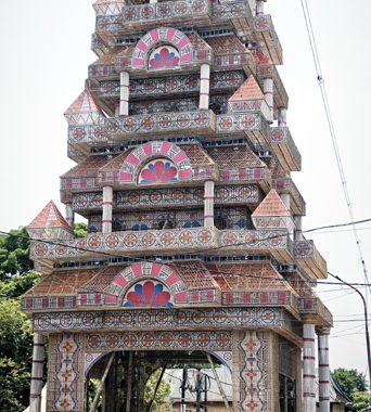 ഇരിങ്ങാലക്കുട കൂടല്‍മാണിക്യം ക്ഷേത്രോത്സവത്തിന്റെ ഭാഗമായി കുട്ടംകുളം ജംഗ്ഷനില്‍ ഉയര്‍ത്തിയ ബഹുനില പന്തല്‍.