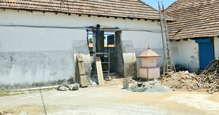 കൂടല്‍മാണിക്യം ക്ഷേത്രം മതില്‍ക്കെട്ടിലെ തെക്കേനടപ്പുരവാതില്‍ വീതി കൂട്ടി ഇരുമ്പുവാതില്‍ സ്ഥപിക്കുന്ന പണികള്‍ തുടങ്ങിയപ്പോള്‍.