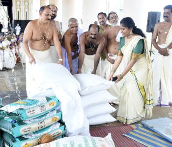 ഇരിങ്ങാലക്കുട കൂടല്‍മാണിക്യം ക്ഷേത്രത്തിലെ ഉത്സവ ദിവസങ്ങളില്‍ ഹവിസിന് വേണ്ട ഉണക്കലരി ഊരാഴ്മക്കാര്‍ സമര്‍പ്പിക്കുന്നു.