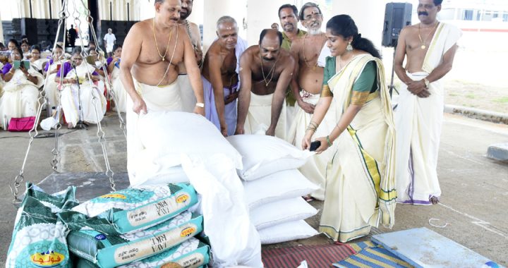 ഇരിങ്ങാലക്കുട കൂടല്‍മാണിക്യം ക്ഷേത്രത്തിലെ ഉത്സവ ദിവസങ്ങളില്‍ ഹവിസിന് വേണ്ട ഉണക്കലരി ഊരാഴ്മക്കാര്‍ സമര്‍പ്പിക്കുന്നു.
