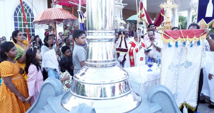 കൊറ്റനല്ലൂര്‍ ഫാത്തിമ മാതാ ദേവാലയത്തിലെ അമ്പുതിരുനാളിന് നോര്‍ത്ത്് ചാലക്കുടി വികാരി ഫാ. പോള്‍ എ. അമ്പൂക്കന്‍ കൊടിയേറ്റുന്നു.