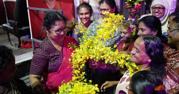 കുടുബയോഗങ്ങളില്‍ പങ്കെടുത്താനെത്തിയ എല്‍ഡിഎഫ് സ്ഥാനാര്‍ഥി ഡോ. ആര്‍ ബിന്ദുവിന് കൊന്നപൂക്കള്‍ സമ്മാനിക്കുന്നു.