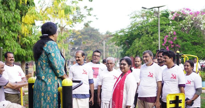 വാക്ക് വിത്ത് ബിന്ദു ടീച്ചര്‍ പരിപാടിയുടെ ഭാഗമായി മുനിസിപ്പല്‍ മൈതാനിയില്‍ നടക്കാനെത്തിയവരോട് വോട്ട് അഭ്യര്‍ഥിക്കുന്നു.