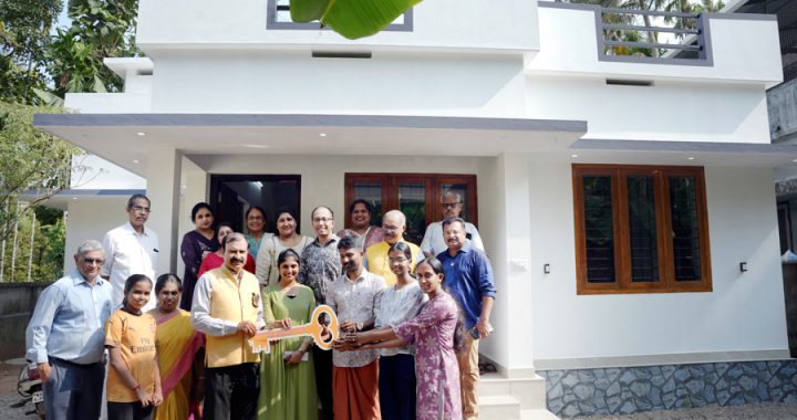 ലയണ്‍സ് ക്ലബ് ഓഫ് ഇരിങ്ങാലക്കുടയുടെ വനിത വിഭാഗമായ ലയണ്‍ ലേഡി സര്‍ക്കിളിന്റെ നേതൃത്വത്തില്‍ ഇരിങ്ങാലക്കുട തേലപ്പിള്ളിയില്‍ ഉള്ള മനയ്ക്ക വളപ്പില്‍ ജിതേഷിന് സ്‌നേഹതണല്‍ പദ്ധതി പ്രകാരം നിര്‍മിച്ച് നല്‍കിയ വീടിന്റെ താക്കോല്‍ ദാന ചടങ്ങ് ഡിസ്ട്രിക്റ്റ് ഗവര്‍ണര്‍ ടി. ജയകൃഷ്ണന്‍ നിര്‍വഹിക്കുന്നു.