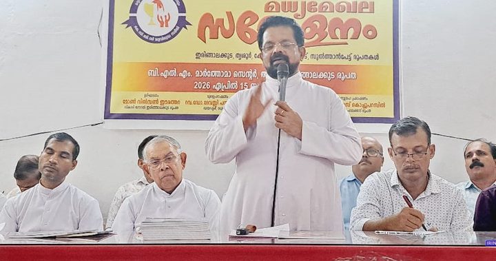 കെസിബിസി മദ്യലഹരി വിരുദ്ധ സമിതിയുടെ മധ്യ മേഖല സമ്മേളനം ഇരിങ്ങാലക്കുട രൂപത വികാരി ജനാറാള്‍ മോണ്‍. വില്‍സണ്‍ ഈരത്തറ ഉദ്ഘാടനം ചെയ്യുന്നു.