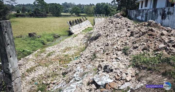 മുടിച്ചിറയുടെ അരികിടിഞ്ഞ് സംരക്ഷണഭിത്തിയടക്കം മണ്ണ് തള്ളിപ്പോയ ഭാഗം