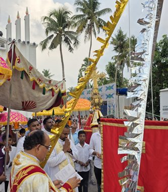 മുരിയാട് സെന്റ് ജോസഫ്‌സ് ദേവാലയത്തിലെ അമ്പുതിരുനാളിനു ഫാ. സീജോ ഇരിമ്പന്‍ കൊടിയേറ്റുന്നു. വികാരി ഫാ. സുഭീഷ് വട്ടപ്പറമ്പന്‍ സമീപം.