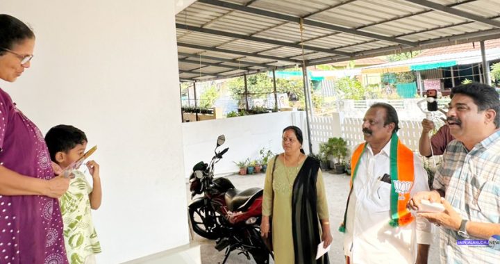 എന്‍ഡിഎ സ്ഥാനാര്‍ഥി സന്തോഷ് ചെറാക്കുളം വീടുകളില്‍ വോട്ടഭ്യര്‍ഥിക്കുന്നു.