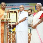 ഗോപാല മാരാര്‍ സ്മാരക പുരസ്‌കാരം നളിന രാജന്‍ മാരാര്‍ക്ക് സ്വാമി  സമ്മാനിച്ചു