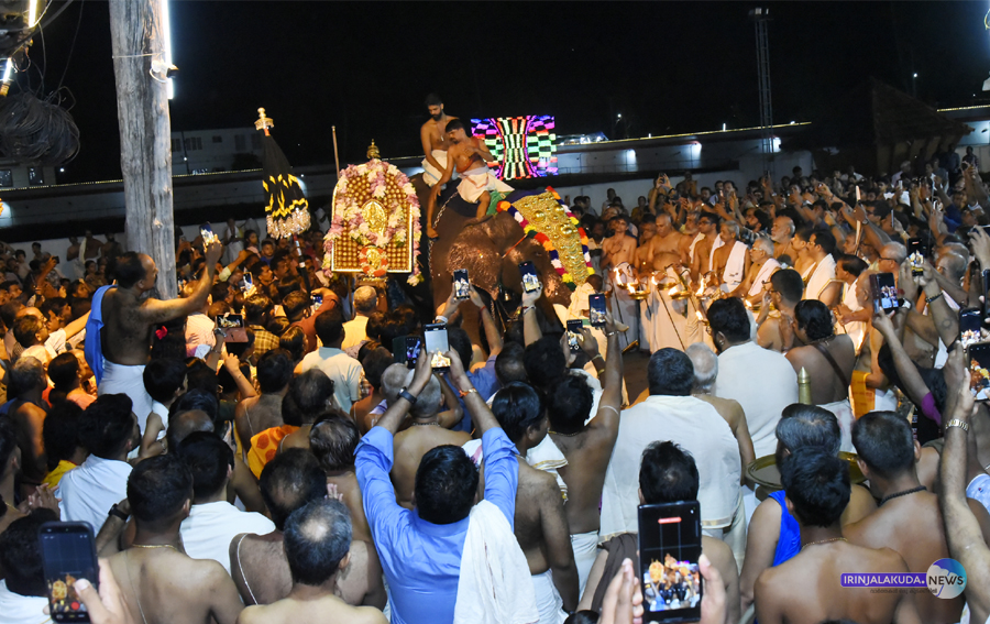 ഇരിങ്ങാലക്കുട കൂടല്‍മാണിക്യ ക്ഷേത്രത്തില്‍ നടന്ന കൊടിപ്പുറത്ത് വിളക്കാഘോഷത്തിനു എഴുന്നള്ളിപ്പിനായി ദേവസ്വത്തിന്റെ സ്വന്തം ആനയായ മേഘാര്‍ജുനന്റെ പുറത്തേക്ക് തിടമ്പ് ഏറ്റുന്നു.