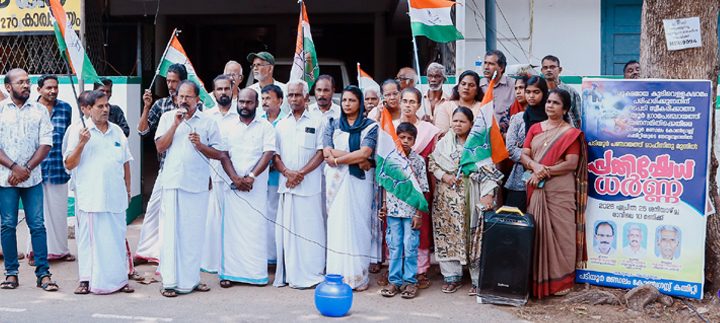 പടിയൂര്‍ പഞ്ചായത്തിലെ രൂക്ഷമായ കുടിവെള്ളക്ഷാമം പരിഹരിക്കാത്തതില്‍ പ്രതിഷേധിച്ച് കോണ്‍ഗ്രസ് പഞ്ചായത്ത് ഓഫീസിനു മുന്നില്‍ നടത്തിയ ധര്‍ണ ഡിസിസി സെക്രട്ടറി ആന്റോ പെരുമ്പിള്ളി ഉദ്ഘാടനം ചെയ്യുന്നു.