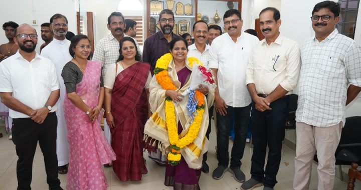 സെന്റ് മേരീസ് ഹയര്‍സെക്കന്‍ഡറി സ്‌കൂളില്‍ നിന്ന് വിരമിക്കുന്ന ബോട്ടണി അധ്യാപക ജിജിയ്ക്ക് യാത്രയയപ്പ് നല്‍കുന്നു.