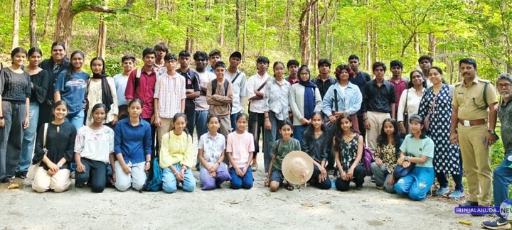 ഇകെഎന്‍ വിദ്യാഭ്യാസ കേന്ദ്രത്തിലെ വിദ്യാര്‍ഥികള്‍ക്കായി സംഘടിപ്പിച്ച വനയാത്രയില്‍ പങ്കെടുത്തവര്‍.