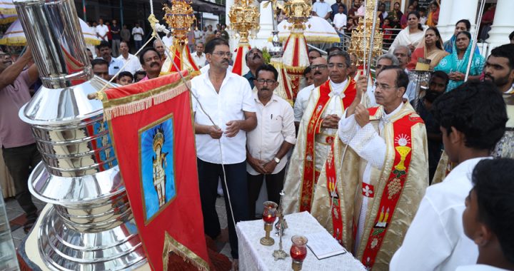 താഴെക്കാട് സെന്റ് സെബാസ്റ്റ്യന്‍ മേജര്‍ ആര്‍ക്കിഎപ്പിസ്‌കോപ്പല്‍ തീര്‍ത്ഥാടന ദൈവാലയത്തിലെ തിരുനാളിന് ഫാ.  ആന്റണി മൂക്കാട്ടുകരക്കാരന്‍ കൊടിയേറ്റം നിര്‍വഹിക്കുന്നു. വികാരി ഫാ. ജോര്‍ജ്ജ് പാറമേന്‍ സമീപം.