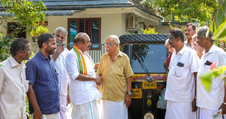 യുഡിഫ് സ്ഥാനാര്‍ഥി തോമസ് ഉണ്ണിയാടന്‍ കാട്ടൂരില്‍ വോട്ടഭ്യര്‍ഥിക്കുന്നു.