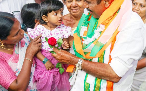 യുഡിഎഫ് സ്ഥാനാര്‍ഥി തോമസ് ഉണ്ണിയാടന്റെ പര്യടനത്തിനിടയില്‍ സ്വീകരണം ഏറ്റുവാങ്ങുന്നു.