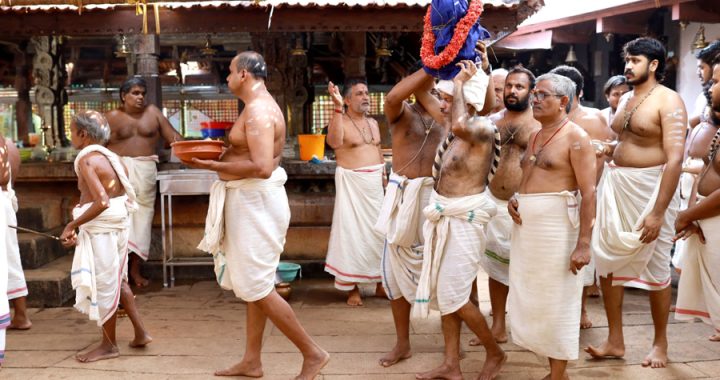 അവിട്ടത്തൂര്‍ മഹാദേവ ക്ഷേത്രത്തില്‍ നടന്ന ജീവകലശം ശയ്യയിലേക്ക് എഴുന്നെള്ളിക്കുന്ന ചടങ്ങ്.