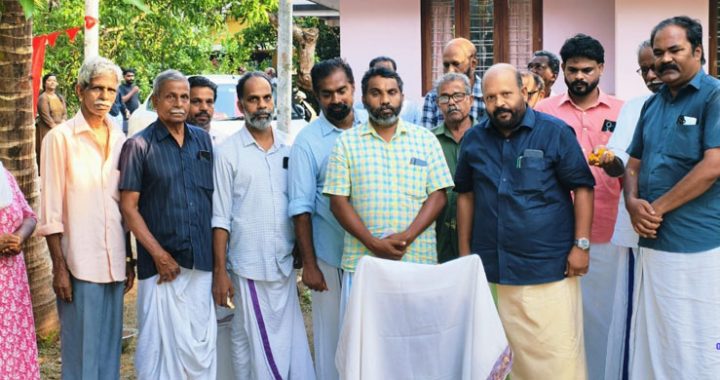 പടിയൂര്‍ പഞ്ചായത്ത് മുന്‍ പ്രസിഡന്റും മഹിളാസംഘം നേതാവുമായിരുന്ന ബേബി ലോഹിതാക്ഷന്റെ അനുസ്മരണത്തോടനുബന്ധിച്ച് പുഷ്പാര്‍ച്ചന നടത്തുന്നു.