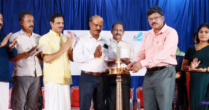 ഇരിങ്ങാലക്കുട കോടതിയിലെ ബാര്‍ അസോസിയേഷന്‍ സംഘടിപ്പിച്ച വാര്‍ഷികാഘോഷം ഇരിങ്ങാലകുട അഡീഷണല്‍ ജില്ലാ ജഡ്ജി എന്‍ വിനോദ് കുമാര്‍ ഉദ്ഘാടനം ചെയ്യുന്നു.