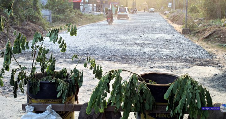 കട്ട വിരിക്കുന്നതിന് മുന്നോടിയായി തകര്‍ന്നുകിടന്നിരുന്ന ഭാഗത്ത് മെറ്റലിട്ട് ഉയര്‍ത്തിയപ്പോള്‍.