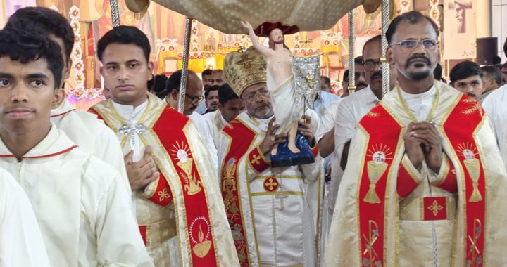 ഇരിങ്ങാലക്കുട സെന്റ് തോമസ് കത്തീഡ്രലില്‍ നടന്ന ഈസ്റ്റര്‍ തിരുകര്‍മങ്ങള്‍ക്കു ബിഷപ് മാര്‍ പോളി കണ്ണൂക്കാടന്‍ മുഖ്യകാര്‍മികത്വം വഹിക്കുന്നു. കത്തീഡ്രല്‍ വികാരി റവ.ഡോ. ലാസര്‍ കുറ്റിക്കാടന്‍, ബിഷപ് സെക്രട്ടറി ഫാ. ബെല്‍ഫിന്‍ കോപ്പുള്ളി എന്നിവര്‍ സമീപം