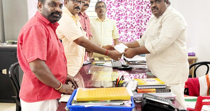 ബിജെപി ഇരിങ്ങാലക്കുട മണ്ഡലം കമ്മിറ്റി ഭാരവാഹികള്‍ കൂടല്‍മാണിക്യം ക്ഷേത്രം അഡ്മിനിസ്‌ട്രേറ്റര്‍ക്ക് നിവേദനം നല്‍കുന്നു.