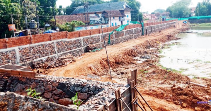 കുടല്‍മാണിക്യം ക്ഷേത്രം കുട്ടന്‍കുളത്തിന്റെ കിഴക്ക്-തെക്ക് അതിരില്‍ കുളത്തിലേക്കിറക്കി കരിങ്കല്ല് കെട്ടിയിരിക്കുന്നു.