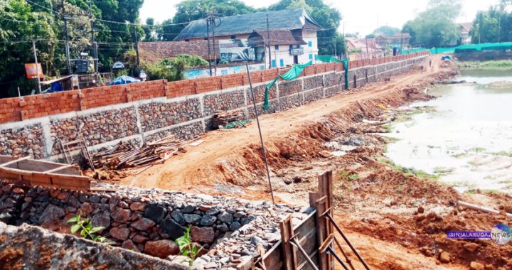 കൂടല്‍മാണിക്യം കുട്ടന്‍കുളത്തിനുള്ളില്‍ നിര്‍മിച്ചിരിക്കുന്ന കെട്ട്.