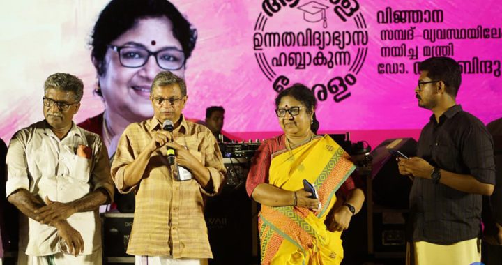 നിര്‍മ്മിത ബുദ്ധി സാങ്കേതിക വിദ്യ ഉപയോഗിച്ച്  വികസിപ്പിച്ച ഇരിഞ്ഞാല്‍ഡക്കാരന്‍ വെ് ആപ്പ് പ്രസിദ്ധ എഴുത്തുകാരന്‍ അശോകന്‍ ചരുവില്‍ പ്രകാശനം ചെയ്യുന്നു. സ്ഥാനാര്‍ഥി ഡോ. ആര്‍ ബിന്ദു സമീപം.