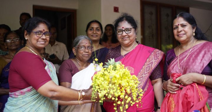 എല്‍ഡിഎഫ് സ്ഥാനാര്‍ഥി ഡോ. ആര്‍. ബിന്ദു വേളൂക്കര പഞ്ചായത്തില്‍ നടത്തിയ പര്യടനത്തിനിടയില്‍ നല്‍കിയ സ്വീകരണം.