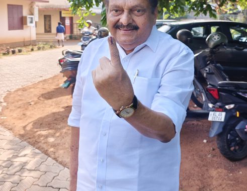 ഇരിങ്ങാലക്കുട നഗരസഭ ചെയര്‍മാന്‍ എം.പി. ജാക്സണ്‍ ഇരിങ്ങാലക്കുട ഗവ. ബോയ്സ് സ്‌കൂളില്‍ വോട്ടു രേഖപ്പെടുത്തിയ ശേഷം ചൂണ്ടുവിരല്‍ ഉയര്‍ത്തികാട്ടുന്നു.