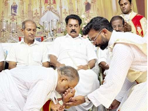 പെസഹ വ്യാഴം ആചരണത്തിന്റെ ഭാഗമായി ഇരിങ്ങാലക്കുട സെന്റ് തോമസ് കത്തീഡ്രലില്‍ ബിഷപ് മാര്‍ പോളി കണ്ണൂക്കാടന്‍ കാല്‍കഴുകല്‍ ശുശ്രൂഷക്കു നേതൃത്വം നല്‍കുന്നു.