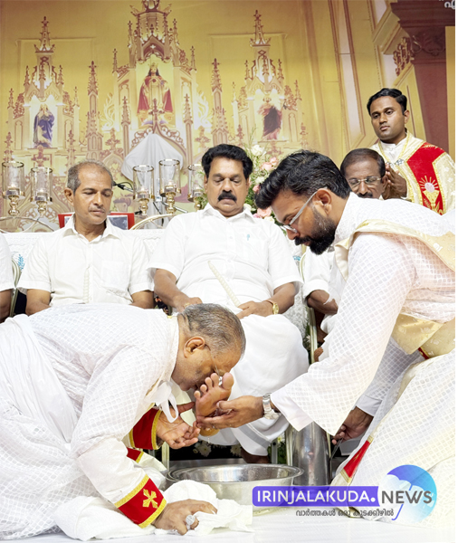 പെസഹ വ്യാഴം ആചരണത്തിന്റെ ഭാഗമായി ഇരിങ്ങാലക്കുട സെന്റ് തോമസ് കത്തീഡ്രലില്‍ ബിഷപ് മാര്‍ പോളി കണ്ണൂക്കാടന്‍ കാല്‍കഴുകല്‍ ശുശ്രൂഷക്കു നേതൃത്വം നല്‍കുന്നു.