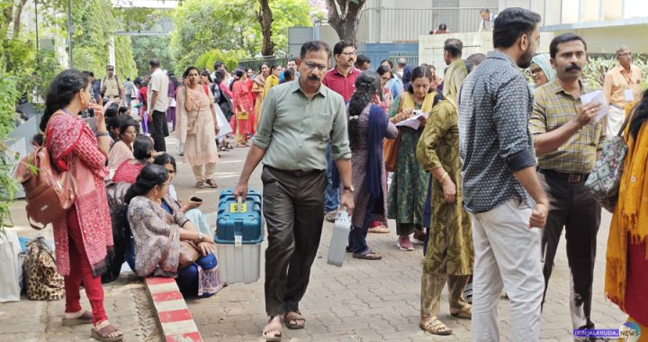 വോട്ടിംഗ് മെഷീനും പോളിംഗ് സാമഗ്രികളുമായി ഇരിങ്ങാലക്കുട ക്രൈസ്റ്റ് കോളജില്‍ നിന്നും പോളിംഗ് ബൂത്തുകളിലേക്കു പോകുന്ന ഉദ്യോഗസ്ഥര്‍.