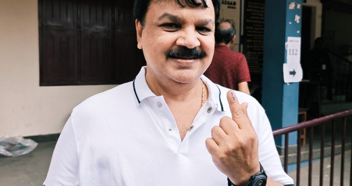 ചലച്ചിത്ര താരം ഇടവേള ബാബു ഇരിങ്ങാലക്കുട ഗവ. ഗേള്‍സ് സ്‌കൂളില്‍ വോട്ടു രേഖപ്പെടുത്തിയ ശേഷം ചൂണ്ടുവിരല്‍ ഉയര്‍ത്തികാട്ടുന്നു.