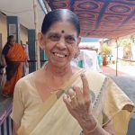 മുന്‍ എംപി പ്രഫ സാവത്രി ലക്ഷമണന്‍  വോട്ടു രേഖപ്പെടുത്തിയശേഷം ചൂണ്ടുവിരല്‍ ഉയര്‍ത്തികാട്ടുന്നു