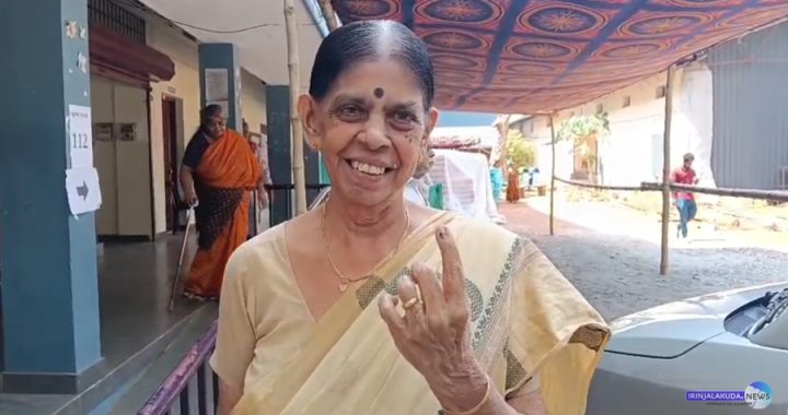 മുകുന്ദപുരം മുന്‍ എംപി പ്രഫ സാവത്രി ലക്ഷമണന്‍ ഗവ.ഗേള്‍സ് സ്‌കൂളില്‍ വോട്ടു രേഖപ്പെടുത്തിയശേഷം ചൂണ്ടുവിരല്‍ ഉയര്‍ത്തികാട്ടുന്നു.